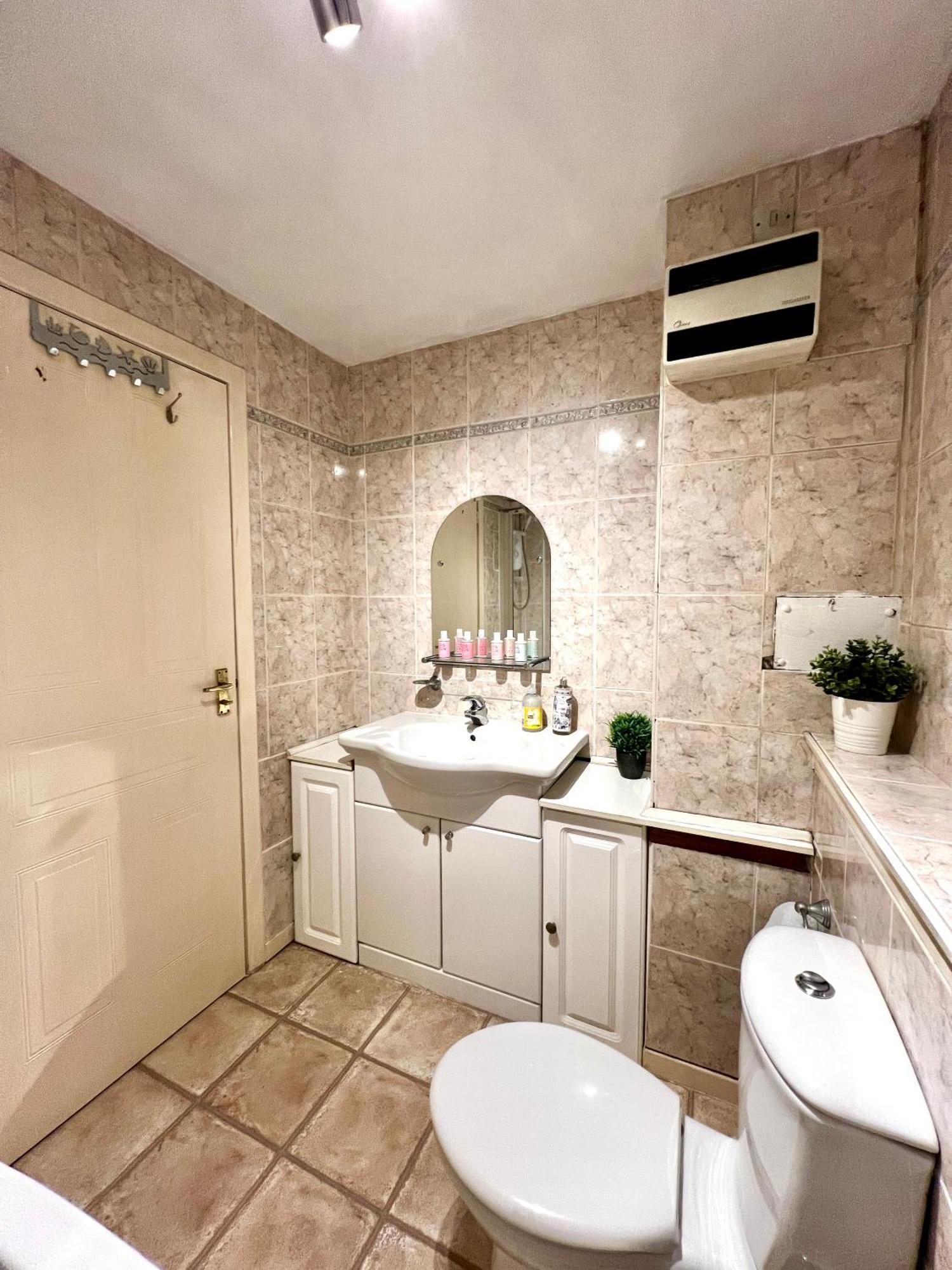 Ground Floor Flat With Free Parking & Wifi Apartment Глазгоу Екстериор снимка