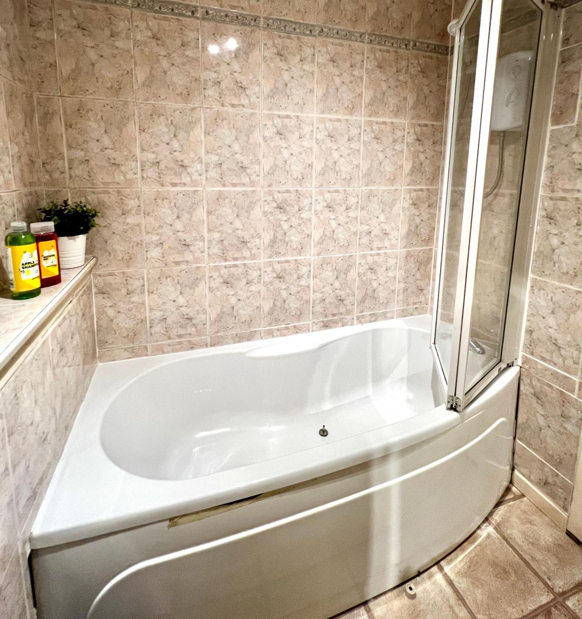 Ground Floor Flat With Free Parking & Wifi Apartment Глазгоу Екстериор снимка