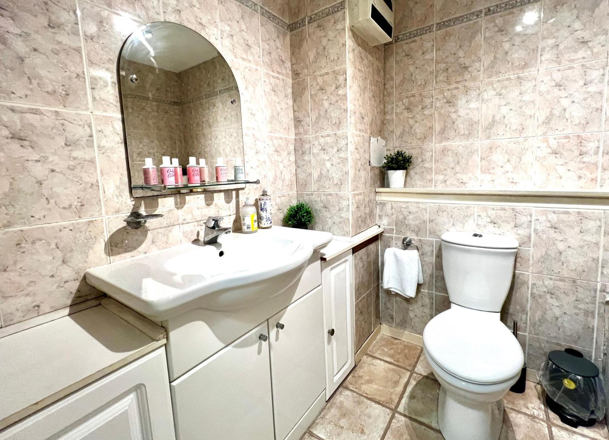 Ground Floor Flat With Free Parking & Wifi Apartment Глазгоу Екстериор снимка